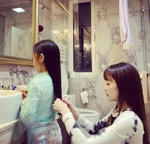 李小璐与甜馨在酒店迎新年,心情大好为女儿做头发