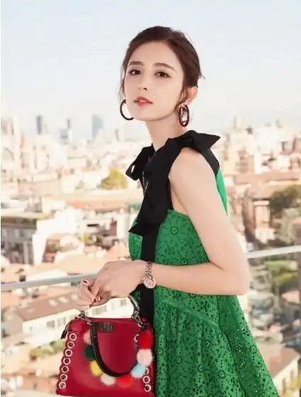 昨晚华鼎奖最该关注的林心如却被娜扎的小蛮腰抢了热搜