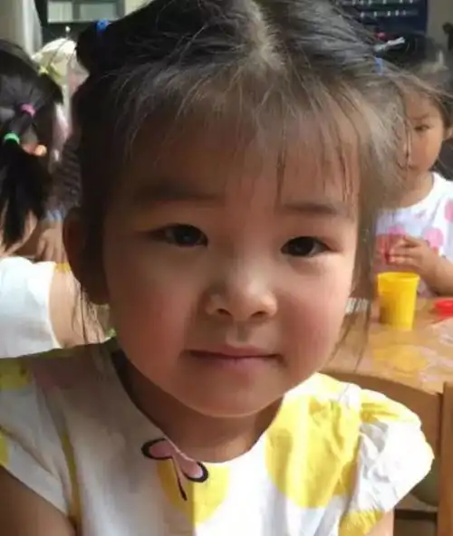这位美女的声音陪伴大家十年,今天却被放出十张高清照
