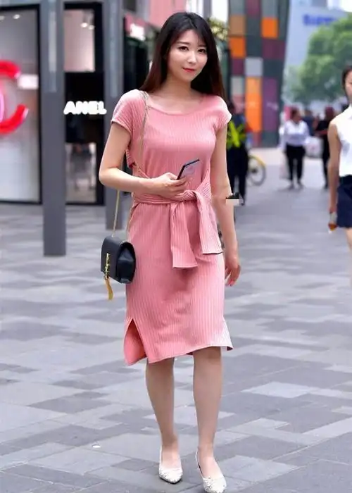 早秋即将来临,又该流行穿哪些色彩以及亮眼的各种风格搭配