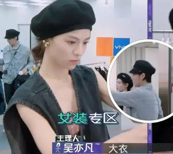 钟楚曦才是真正的女汉子自己抱着一捆衣服爬楼梯,让人佩服