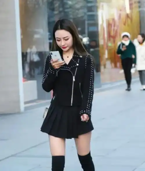 街拍一貌倾城的美女,一件花色的旗袍裙,时尚优雅大方美