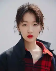 周冬雨穿高开衩露肩黑裙亮相,女人味爆棚,以后不能再叫小冬雨了