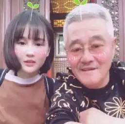 赵本山女儿进军娱乐圈,先拍大胆杂志封面惹人眼球,网友靠爹呗