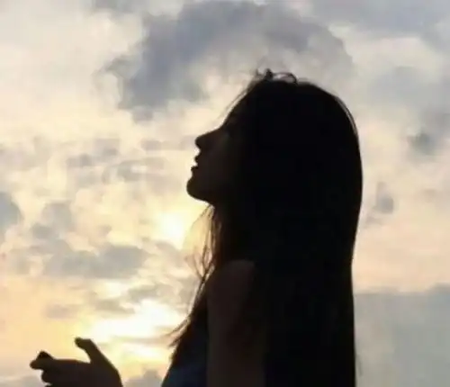 纯欲风女生侧脸头像小妖