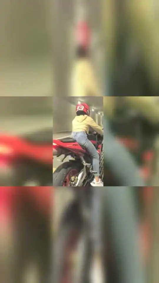 女子骑这款红色摩托车,动力强劲