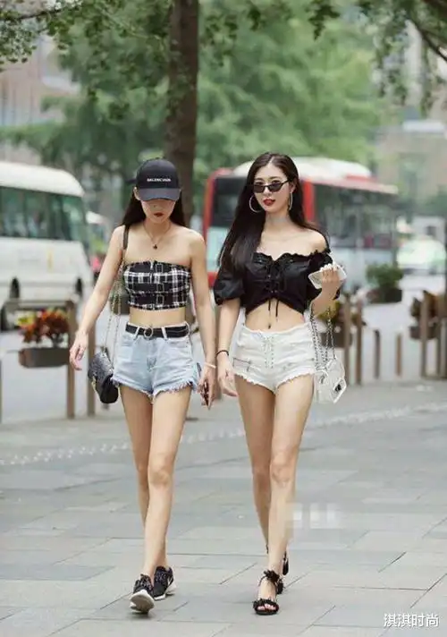 夏季怎么穿才出众聪明的女孩子都会选择短裤装,简单时髦还修身
