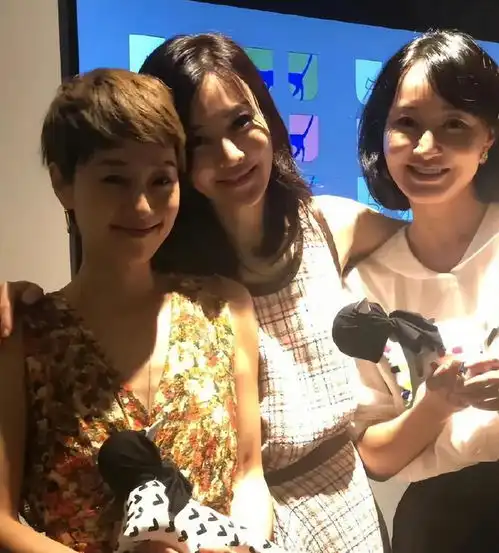 马伊琍一家五口回上海,打扮少女比女儿抢镜,爱马与妹妹搂肩热聊