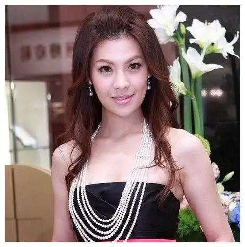 贾静雯晒女儿近照,大女儿眼睛像极妈妈,前夫及家人反差才是亮点