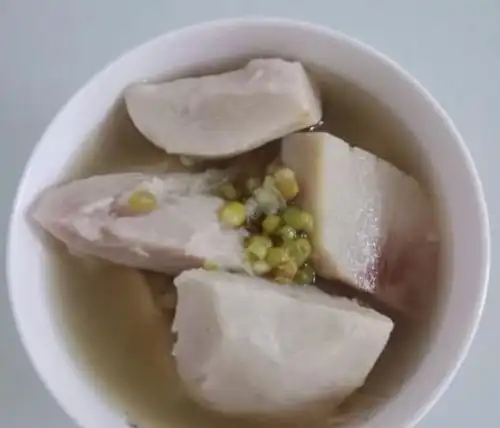 女孩子多喝这道汤,比生发剂效果还好,再也不怕掉头发,头发黑亮
