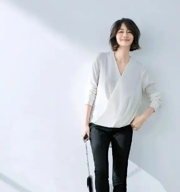 50岁不想被叫阿姨,建议穿衣1看修身2看v领,减龄又大方