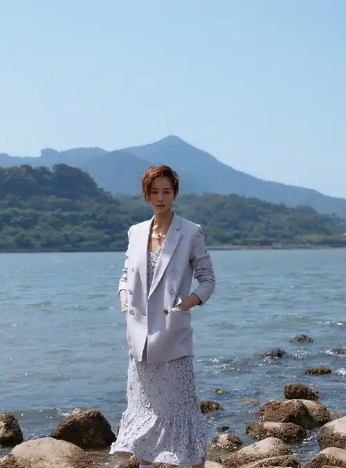 张钧甯碎花裙配西装,优雅大气,真是自律女生更美