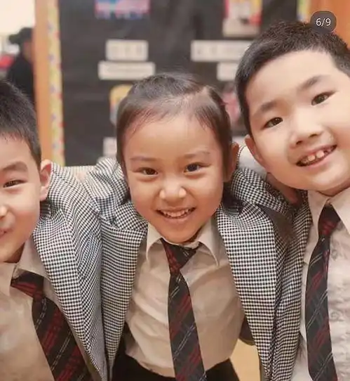 甜馨近照曝光,穿玫红连衣裙带王冠站c位气势足,比李小璐还时尚