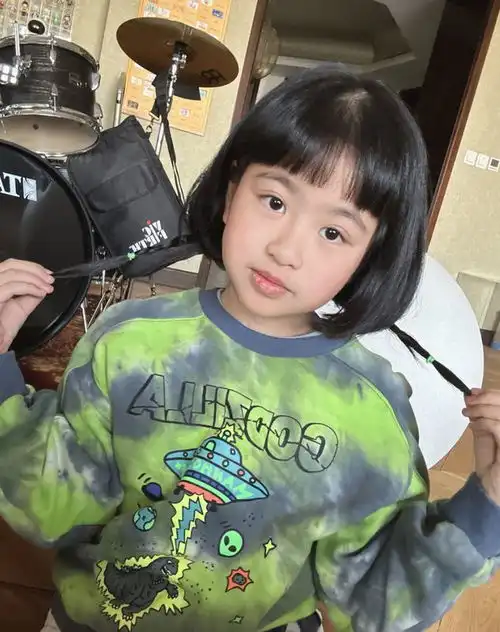 包贝尔女儿8岁生日包文婧晒孩子萌照大眼睛灵动