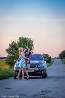 梅爱偲携两美女开狗头宝马穿越乌克兰首都基辅
