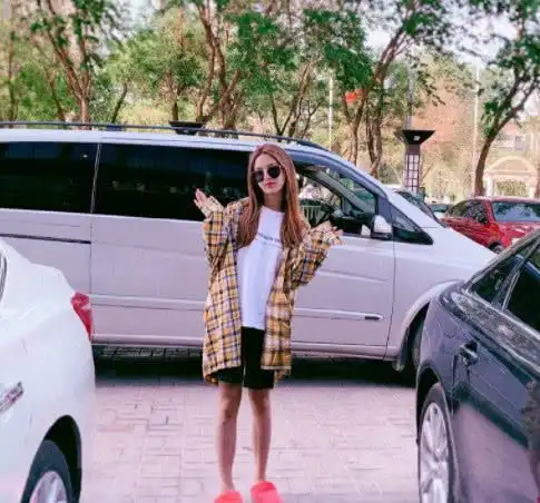 杨超越微信头像曝光看到头像上四个字后,网友炸了社会人