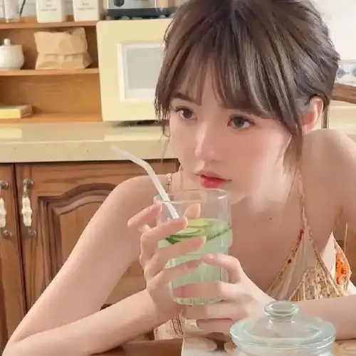 优质女头在海边听海的声音