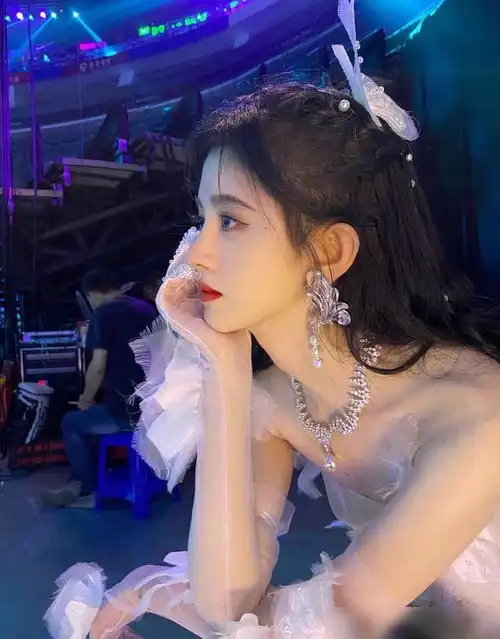 凌晨半永久妆容,被武艺cue身高矮,白痴美女人设的鞠婧祎成笑话