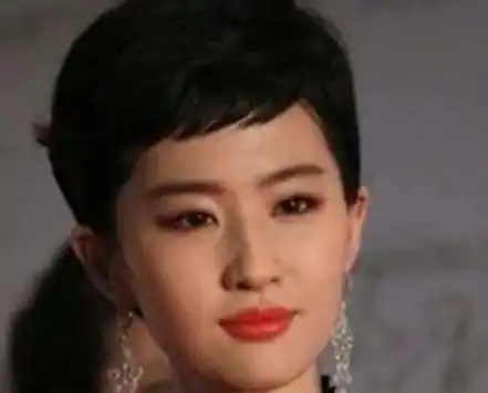 众女星模仿赫本,刘亦菲老气,赵丽颖最甜,而她简直就是赫本本人腾讯新闻