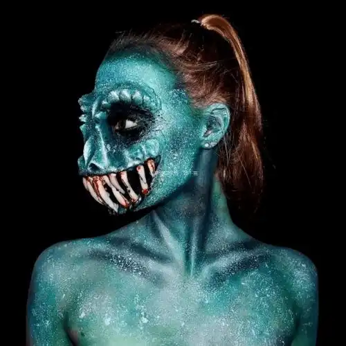 高能慎入喜欢把自己变成怪物的16岁女孩...