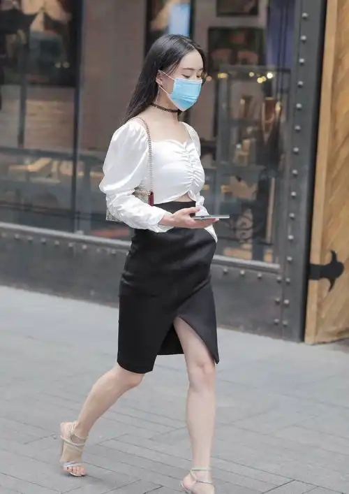 夏日穿搭要用心,气质女生选择精致裙装,轻松秀出了优雅高冷的美