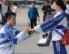 情侣穿校服接吻头像