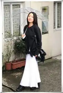 不扮少女的杨钰莹果然更美了,一袭白色连体裤,成熟知性霸气侧漏