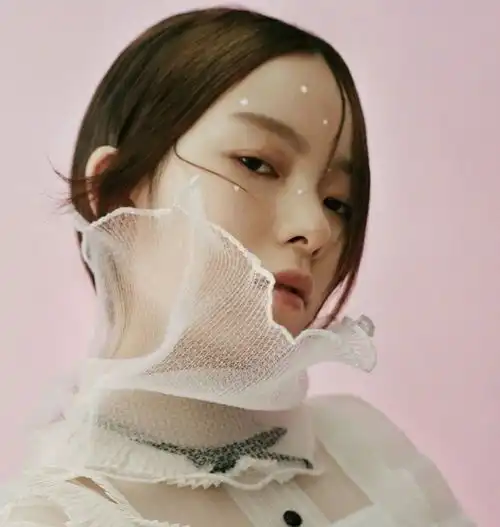 硬糖少女三人合拍大片,陈卓璇刘些宁可盐可甜,张艺凡妆容像仙子
