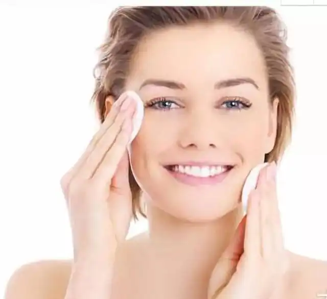 美女们皮肤很干燥,补水有妙招