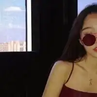qq女生露肩头像吊带