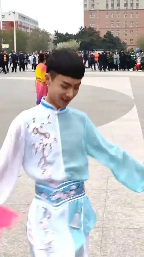 孩子身段这么柔软,想必一定是女孩子吧,父母看了都得骄傲哭了