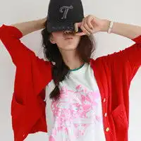 一张情侣头像女的穿着蓝衣服双手捧着脸望着男的男的手放在女的头上
