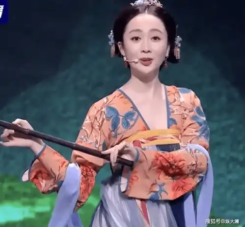 央视9位主持人秒变古装,李梓萌像超模,刚强像三生三世的老凤凰