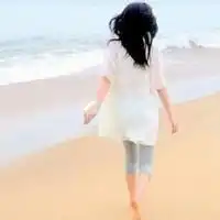 伤感女孩背影图片抽菸