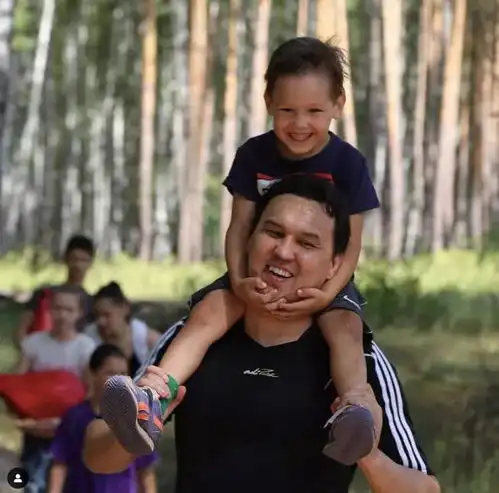 一拳能打断树甚至打凹铁门,这个13岁女孩太可怕惹...