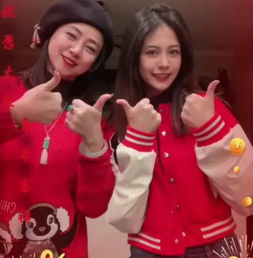 翁虹与女儿跳舞贺新年,15岁小水晶身高超一米七,母女同框像姐妹