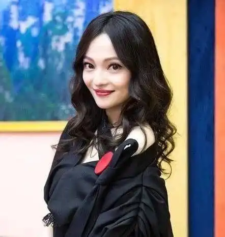 长得像芭比的女星,日本有玲奈,泰国lisa,中国有她