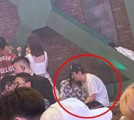 又换女友王思聪和清纯妹子牵手压马路,女方疑似网红小黑好友