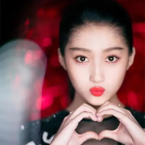 关晓彤参观了维密大秀,网友纷纷要款连衣裙,不想火都不行