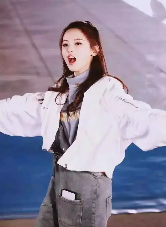 杨超越晒出不化妆模样,看到她嘴唇那刻精致女生忍不了