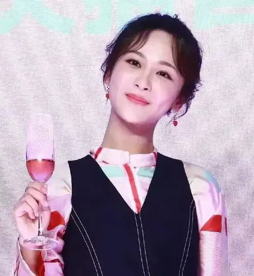 女星为证纯天然杨紫捏鼻,baby做鉴定,而热巴简直太拼了