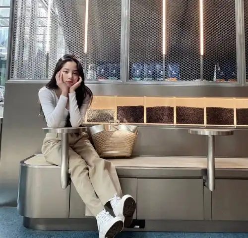 本以为欧阳娜娜的身材也就那样,直到她穿上凹型针织衫,全网沸腾