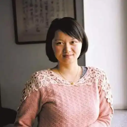 当年被拍下大眼睛照片,渴望读书的8岁小女孩,现如今怎样了