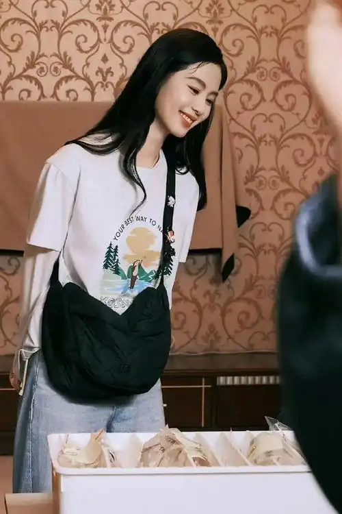 38岁刘诗诗首次亮相真人秀,穿白t又甜又萌,包包上暴露了少女心