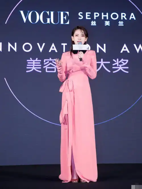 时尚辣妈戚薇,粉色长裙出席活动,整个屏幕都是腿