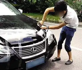 奇葩女子驾豪车闹市碰瓷白天撞货车晚上专撞酒驾车