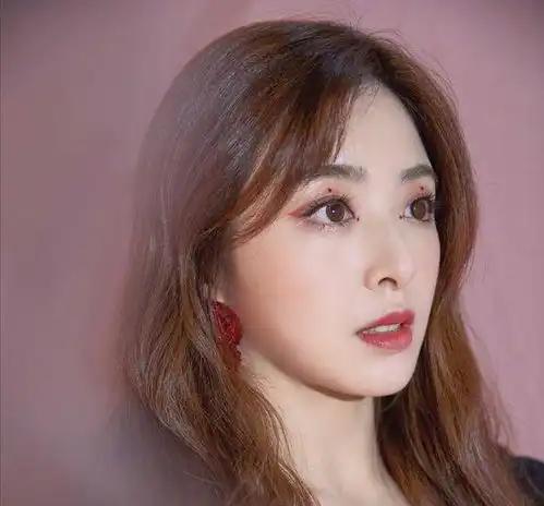 粉色礼服太土张含韵用两条带子装饰,美成仙女
