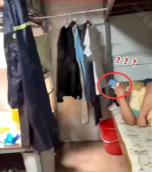 浙江一宿舍男女混住,大叔睡特别香,只留下女子心有余悸的玩手机