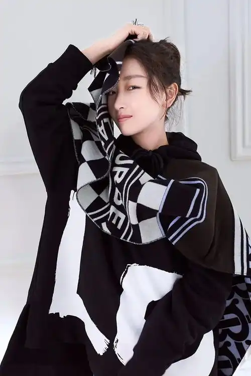 周冬雨挺会穿衣服,一身黑白配look,显高又有时髦范儿