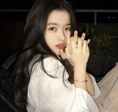 南韩神颜吹得美出天际,没想到侧脸却输给新晋美少女
